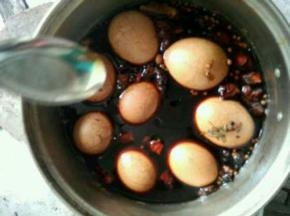 放入适量酱油，煮20分钟上色入味即可