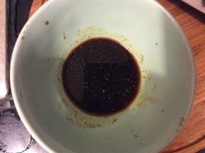 取一小碗，洗干净后倒入适量的酱油、豆瓣酱、白糖、盐、孜然粉、蚝油，调成酱汁