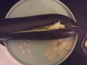 茄子洗净后放入微波炉中大火烤5分钟