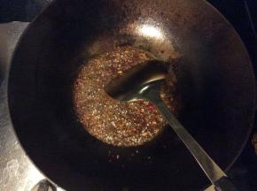 锅中倒入适量食用油，把蒜末放进去翻炒爆香，倒入酱汁同炒