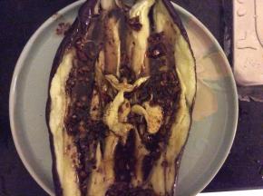 炒好的蒜汁淋在茄子上，放进微波炉中大火烤4-5分钟