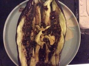 炒好的蒜汁淋在茄子上，放进微波炉中大火烤4-5分钟