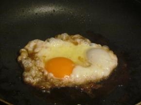 平底锅里倒上一点油，磕上一颗鸡蛋小火煎熟