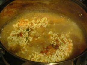 准备一锅水，烧开后把拉面放进去煮