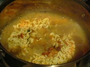 准备一锅水，烧开后把拉面放进去煮