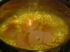 拉面煮软后放上切好的火腿片