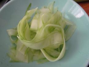 黄瓜削皮，用削皮刀刮成薄片