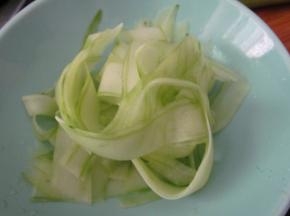 黄瓜削皮，用削皮刀刮成薄片