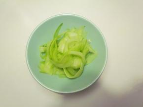 把削好的黄瓜条冻在冰箱里