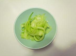 把削好的黄瓜条冻在冰箱里