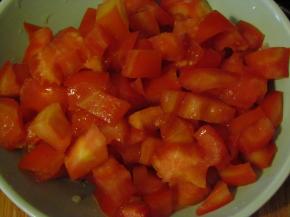 番茄过水焯烫去皮，切成丁