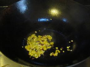 泡椒和生姜切末，锅中热油，转小火把泡椒末、生姜末和花椒放入煸炒