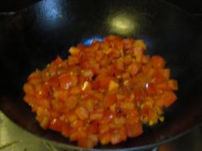 把番茄丁放进去翻炒，炒出茄汁后加水入锅，大火烧开