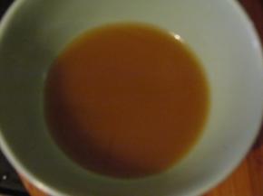 取一小碗，放上淀粉、醋、酱油、盐和水，调成酱汁倒入锅中