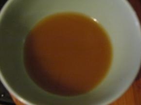 取一小碗，放上淀粉、醋、酱油、盐和水，调成酱汁倒入锅中
