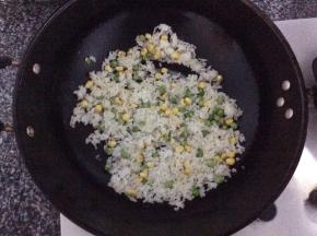 炒熟后加入米饭，加盐和少许酱油翻炒入味