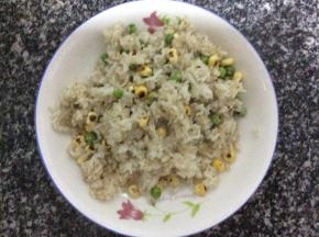 米饭炒好后出锅装盘备用