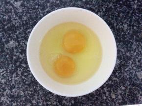 两个鸡蛋打散，搅拌成蛋液