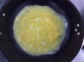 锅中热油，把蛋液倒入锅中，小火慢煎成蛋皮