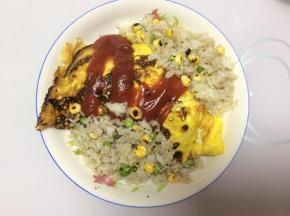 起锅装盘，在蛋皮上淋上番茄酱，酸甜可口的蛋包饭就做好了