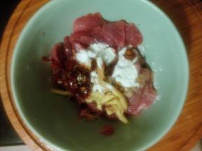 瘦肉切片，加生粉、豆瓣酱和姜段抓匀