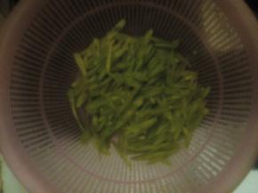 豆角去筋，洗好后斜切成片