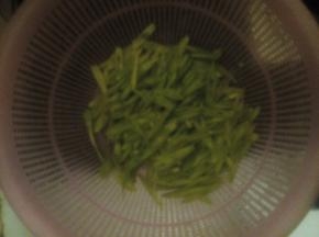 豆角去筋，洗好后斜切成片
