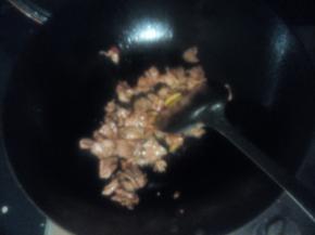 锅中倒上适量的食用油，倒入肉片爆炒，变色出锅