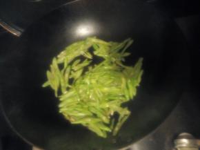 放上豆角翻炒
