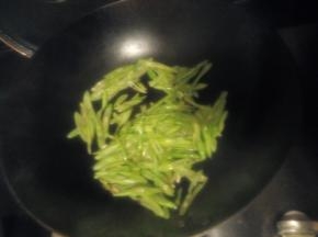 放上豆角翻炒