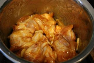 新鲜鸡块，加一勺黑椒酱、一个蛋黄、少许盐和白糖，放在冰箱里腌半个小时