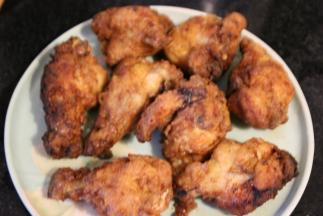 锅中倒上大量食用油，把鸡块放入油锅中酥炸，中小火炸5-10分钟捞出，可以回锅再炸5分钟，这样外皮会更加酥脆哦