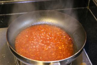 炒酱：蒜蓉入锅炒香，放上3勺番茄酱，1勺韩式辣酱，1勺白醋，1勺白糖，2勺水，搅拌炒匀