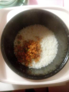 把切好的榨菜倒入锅中，按下煮饭键