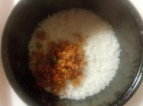 把切好的榨菜倒入锅中，按下煮饭键