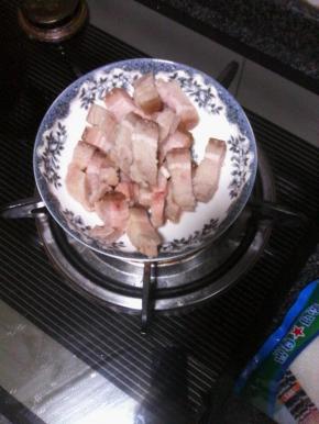 五花肉洗净，沸水过焯去掉血水，切成小块