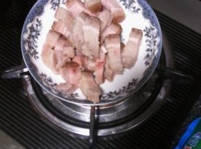 五花肉洗净，沸水过焯去掉血水，切成小块