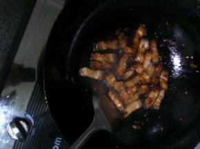 油锅烧热，姜蒜爆香，倒入五花肉翻炒出油表皮微焦，加生抽、老抽、料酒、白糖调味，炒出糖色