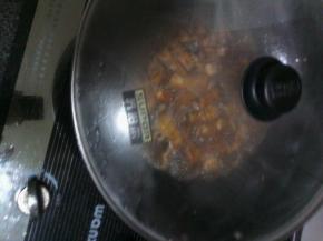 加水没过五花肉，盖上锅盖焖20-30分钟