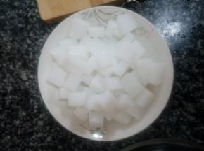 豌豆凉粉切成小块