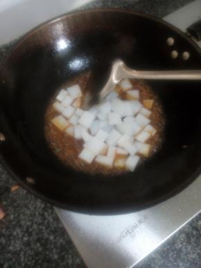 锅中烧水，水开后把切好的豌豆凉粉倒入锅中煮