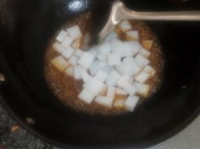 锅中烧水，水开后把切好的豌豆凉粉倒入锅中煮