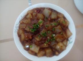 加入红油辣椒、盐、少量鸡精调味，倒入水淀粉收汁，装盘撒上葱花