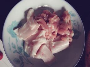 猪肉洗净，分肥瘦切片