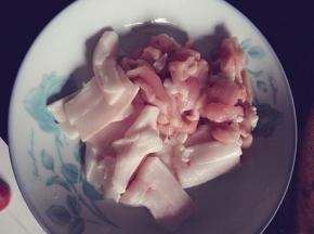 猪肉洗净，分肥瘦切片