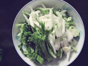 菜头洗净沥干，切片备用