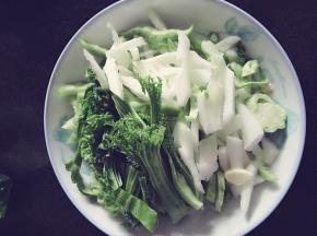 菜头洗净沥干，切片备用