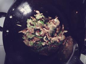 锅中放适量菜籽油，油热后倒入肥肉片翻炒，肥肉油脂煸干后加姜片、豆瓣酱和瘦肉快速翻炒，瘦肉炒8分熟倒入沥干的菜头同炒