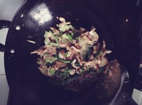 锅中放适量菜籽油，油热后倒入肥肉片翻炒，肥肉油脂煸干后加姜片、豆瓣酱和瘦肉快速翻炒，瘦肉炒8分熟倒入沥干的菜头同炒