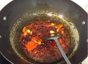 火锅底料入油锅炒香，炒好后加适量清水煮开